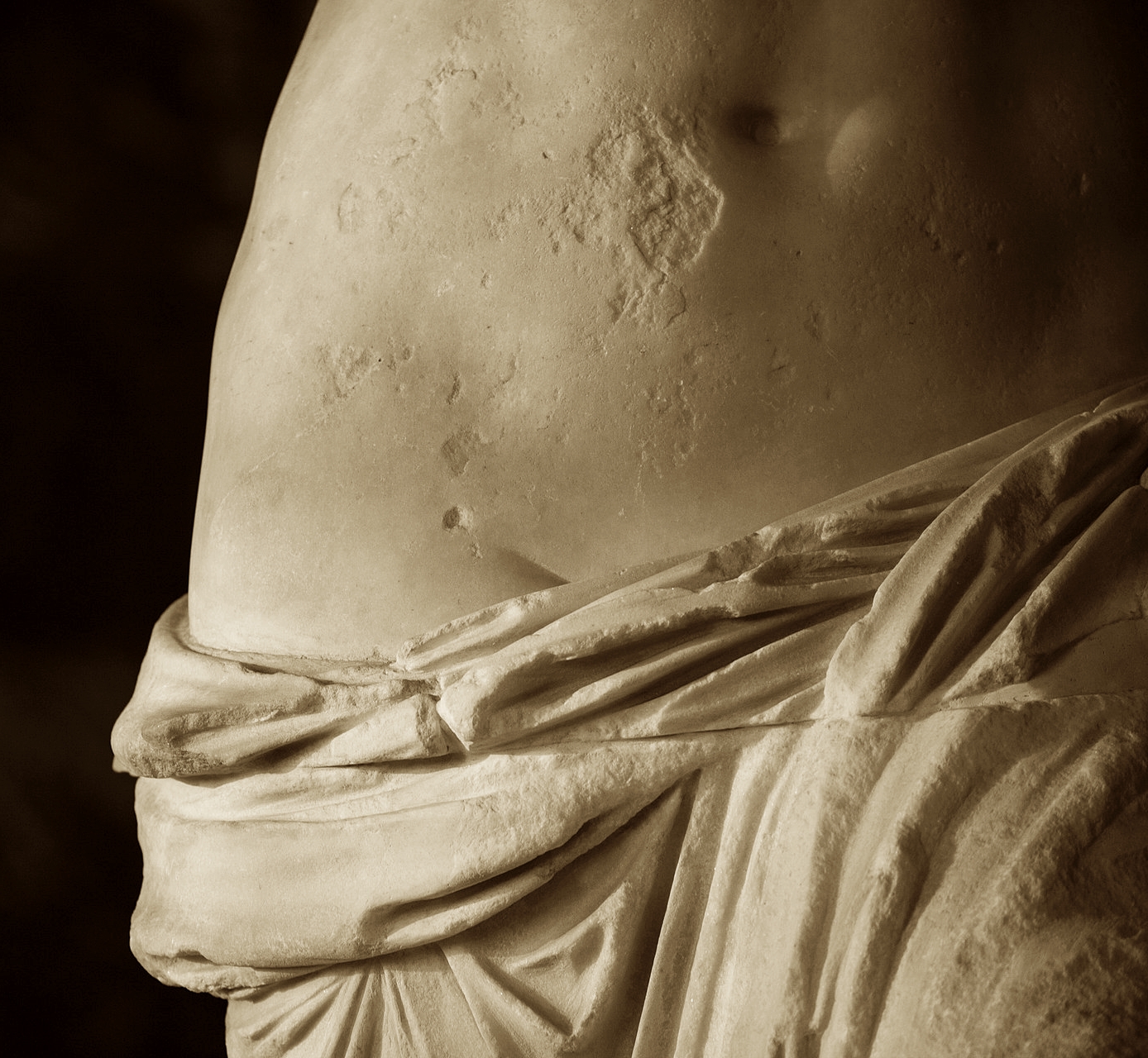 Venus+de+Milo,+Louvre+(28).jpg