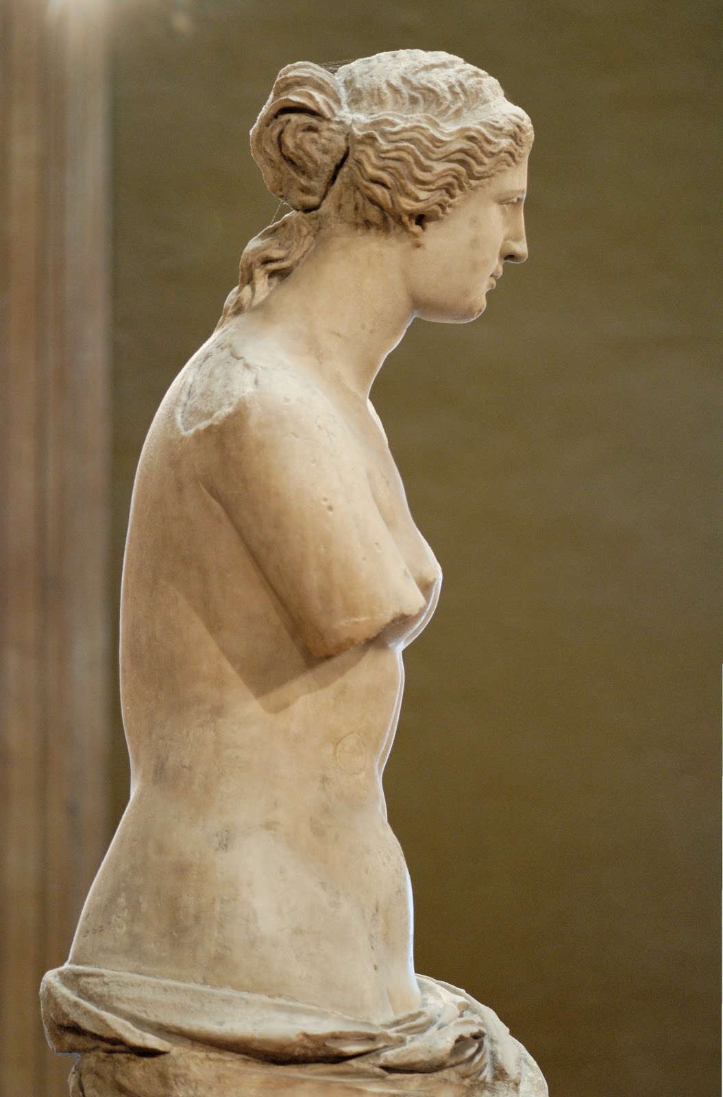 Venus+de+Milo,+Louvre+(39).jpg