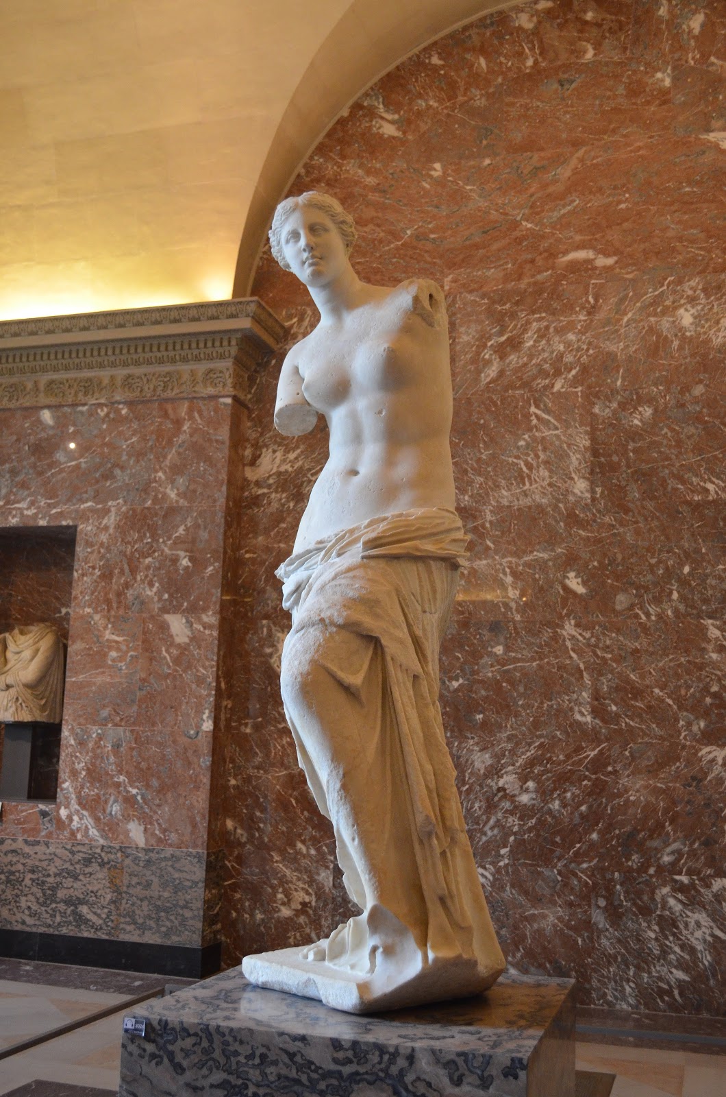 Venus+de+Milo,+Louvre+(45).jpg